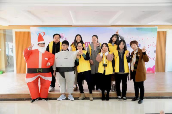 1542947002779685.jpg 公司师生和阳光所社工集体合照_副本.jpg